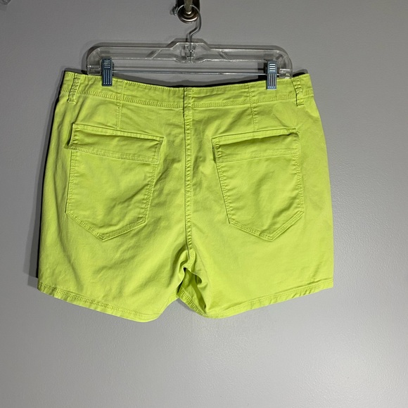 Liz Claiborne Ladies 12 Mid Rise Cotton Shorts
Chartreuse
Pockets front and back - Picture 2 of 6